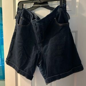 Pull-on stretch denim Bermuda shorts